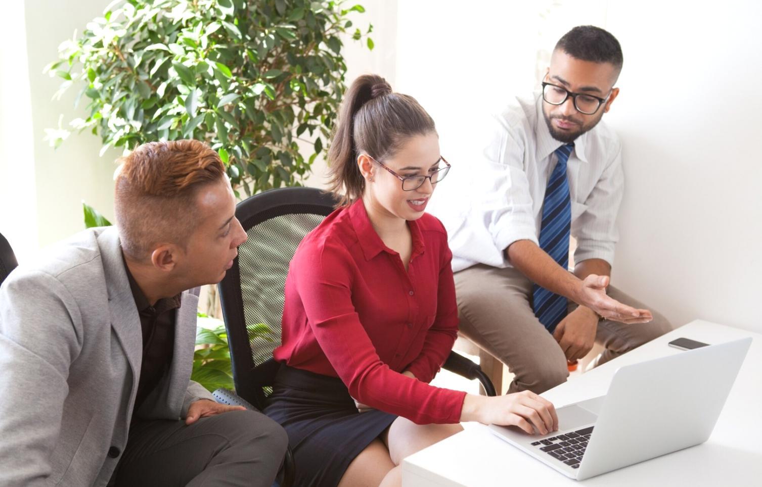 Équipe travaillant sur l'innovation collaborative